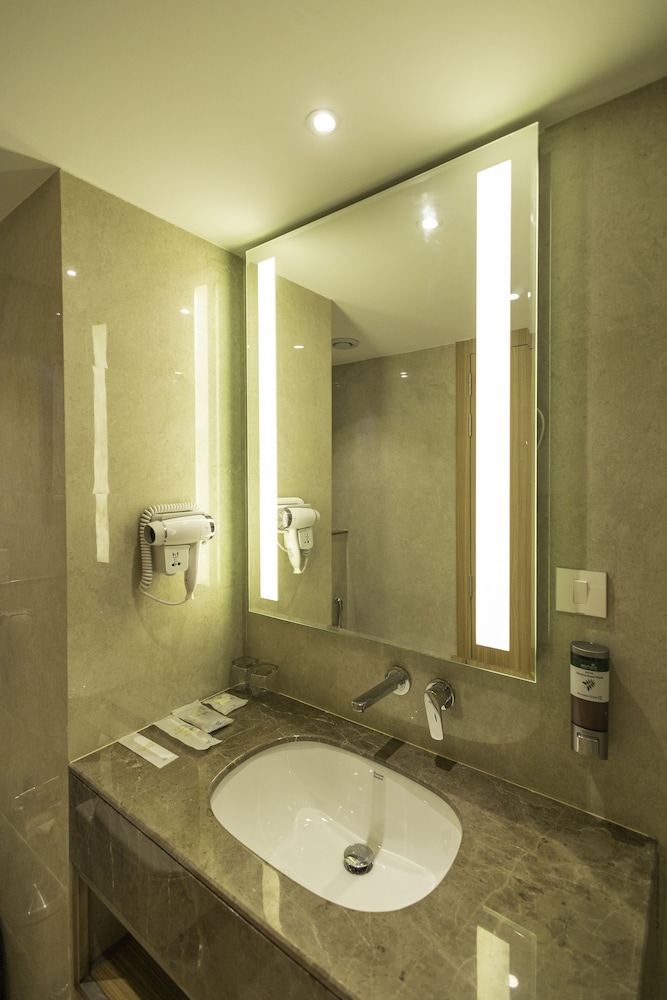Golden Tulip Bhopal 46/50