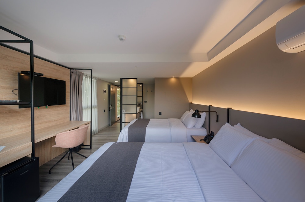 ROOM, TWIN BEDS