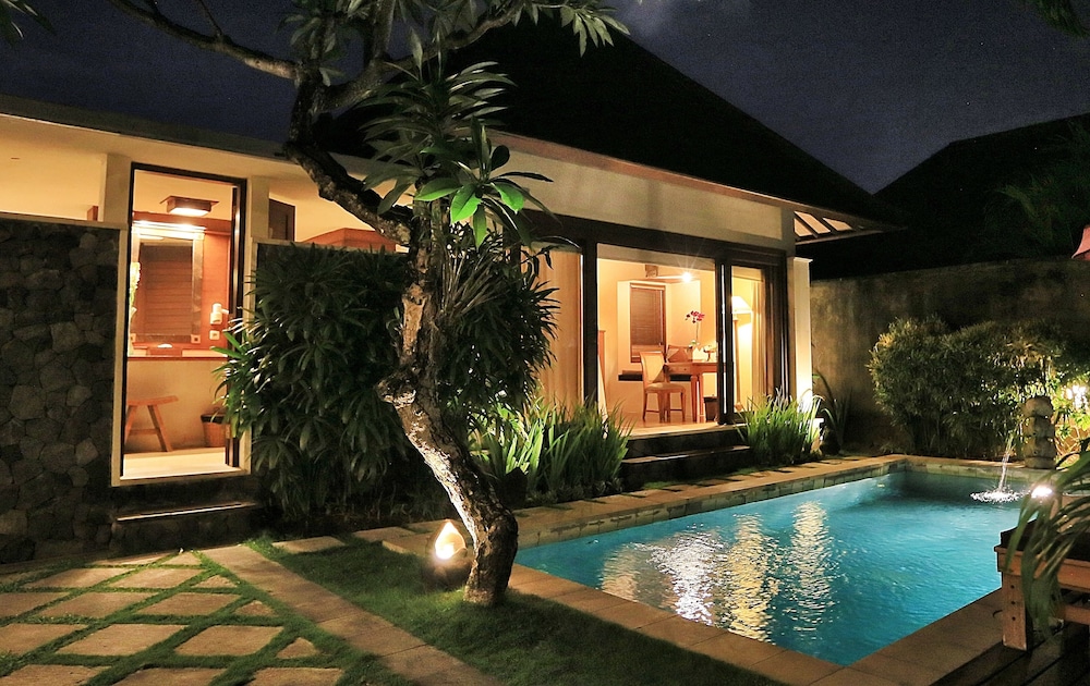 THE SANYAS SUITE 66/72