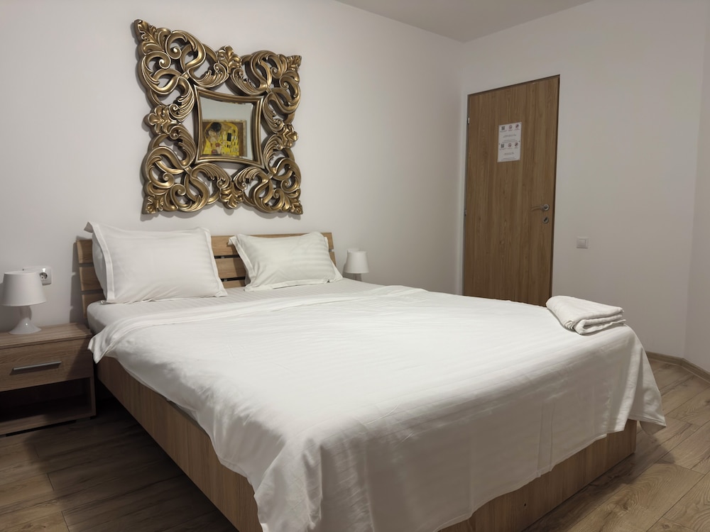 ROOM, DOUBLE BED, SHARED BATHROOM