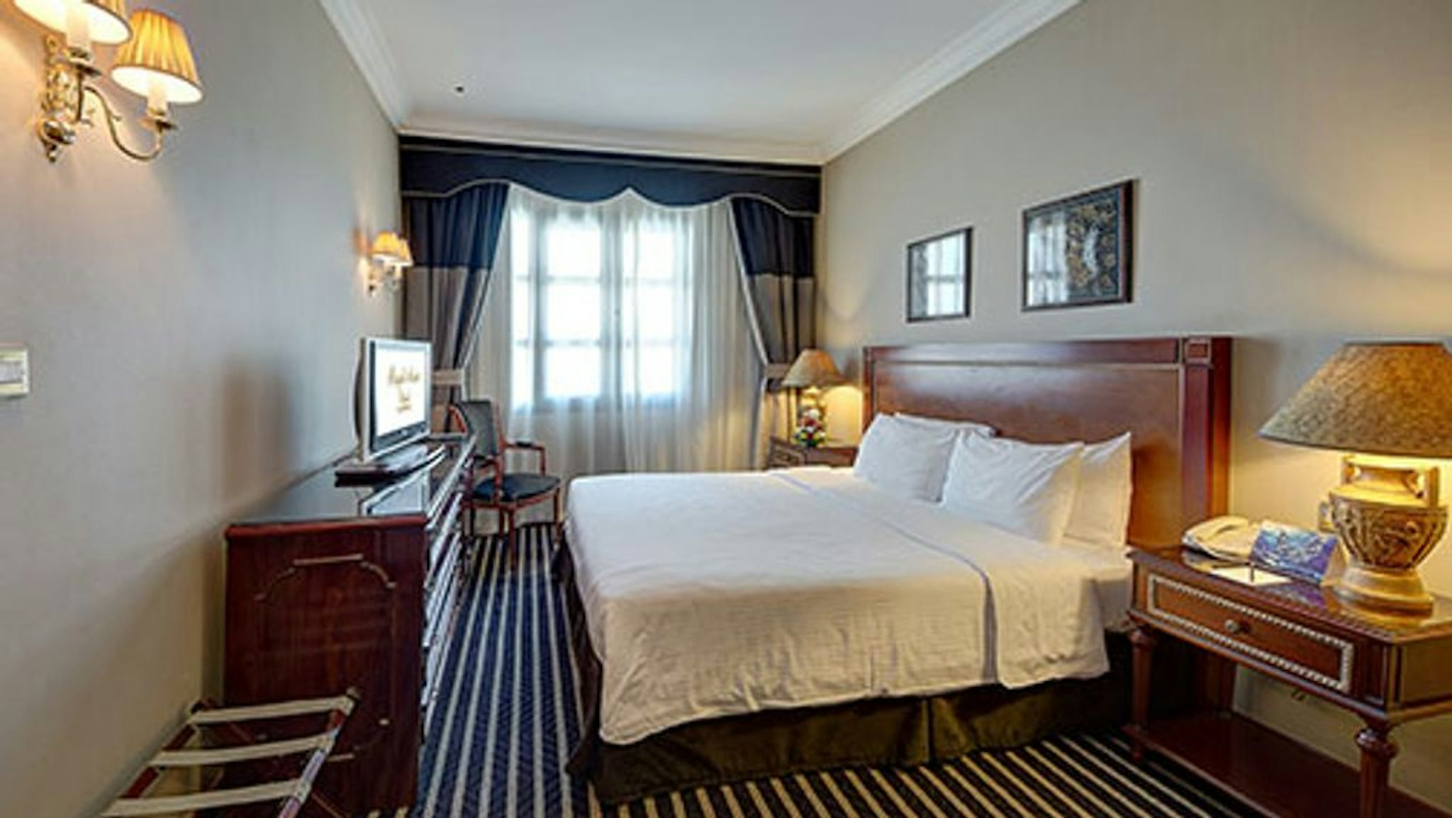 DELUXE SUITE