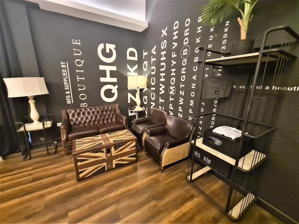 M Boutique Station 18 51/65
