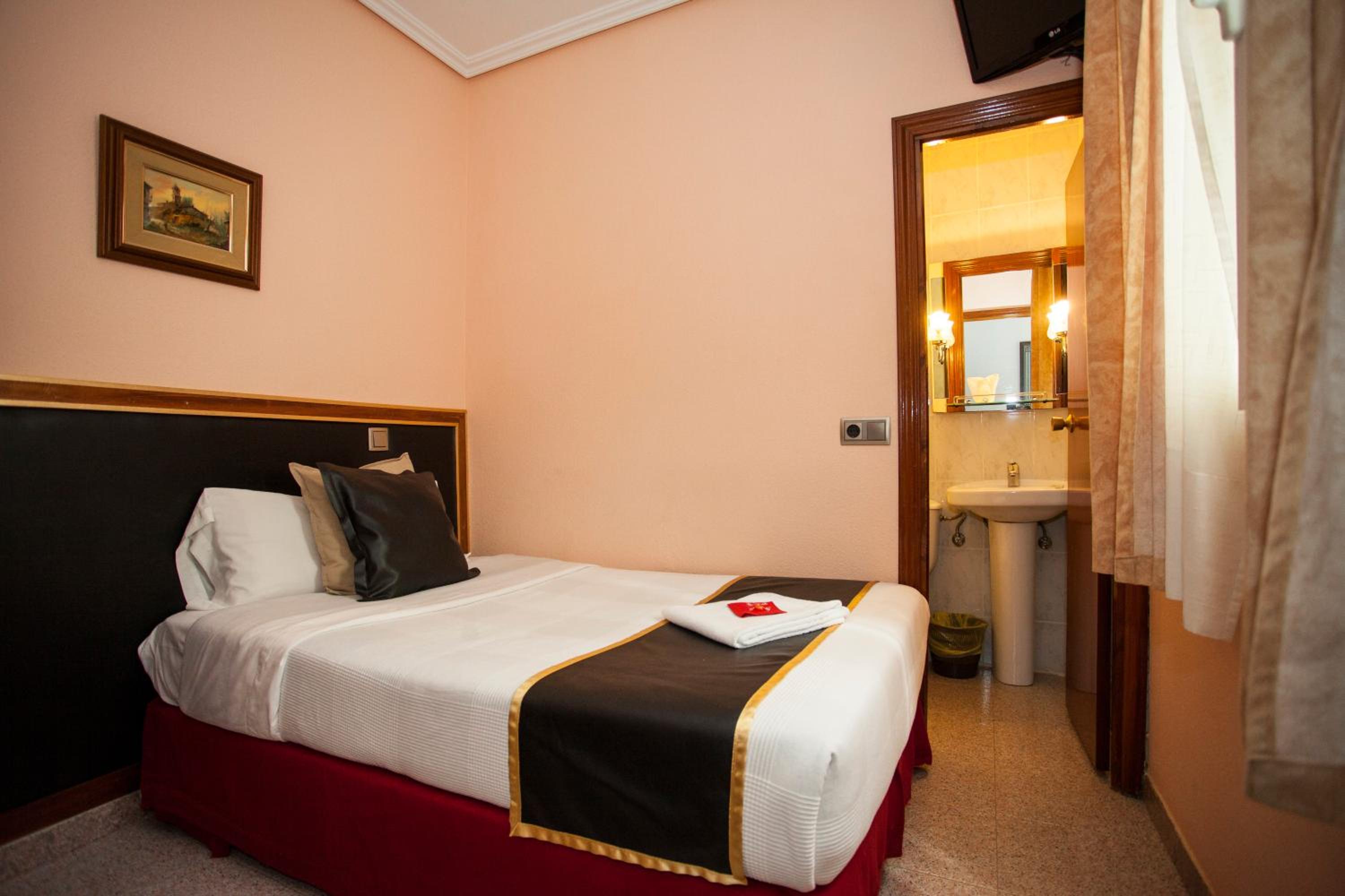 ROOM, SINGLE