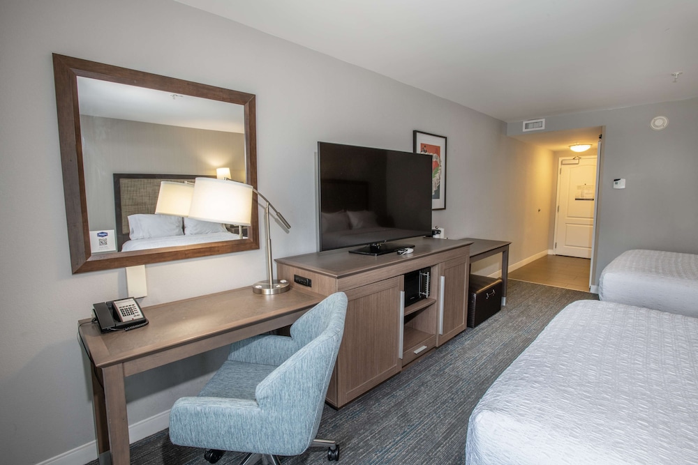 غرفة بسريرين كوين بحوض استحمام لذوي الإعاقة، Hampton Inn Suites Cincinnati Kenwood Oh 8/10