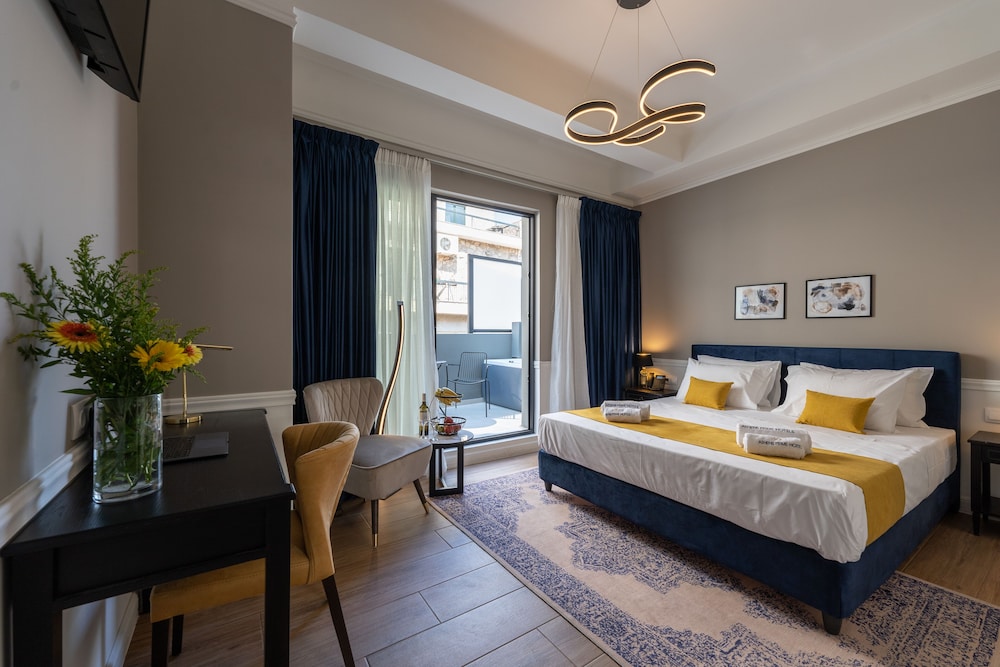 DELUXE, DOUBLE BED