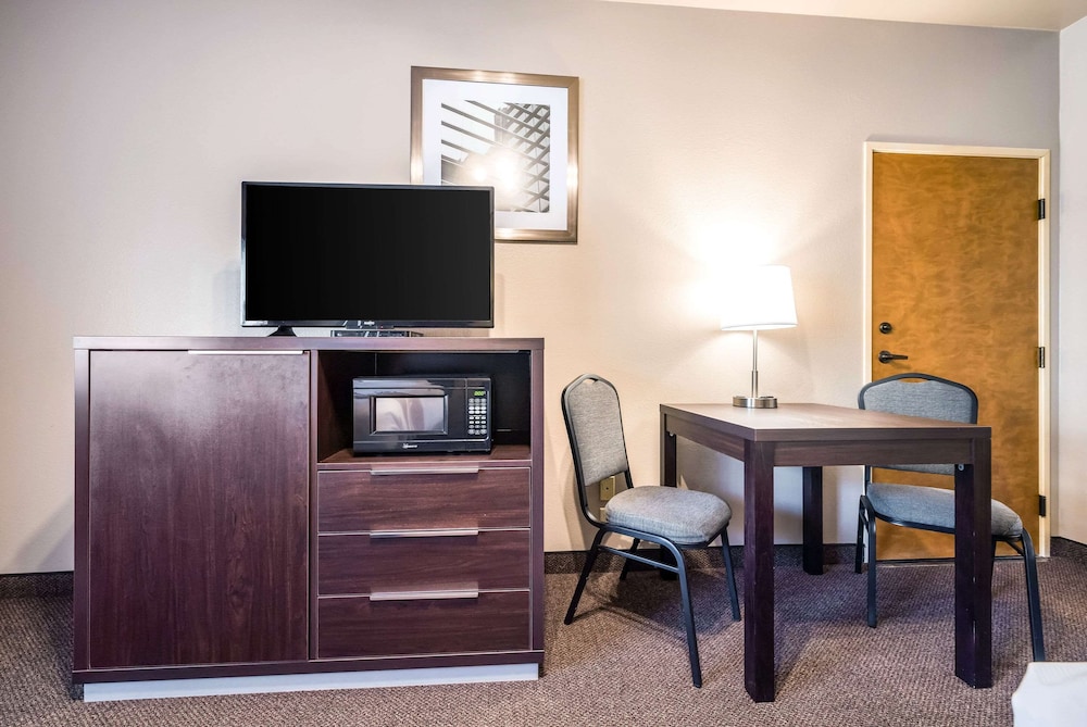 Quality Inn & Suites Bainbridge Island 47/62