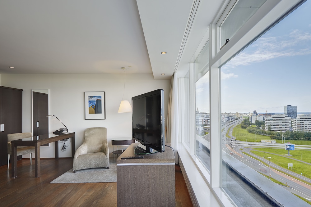 Hilton Reykjavik 68/89