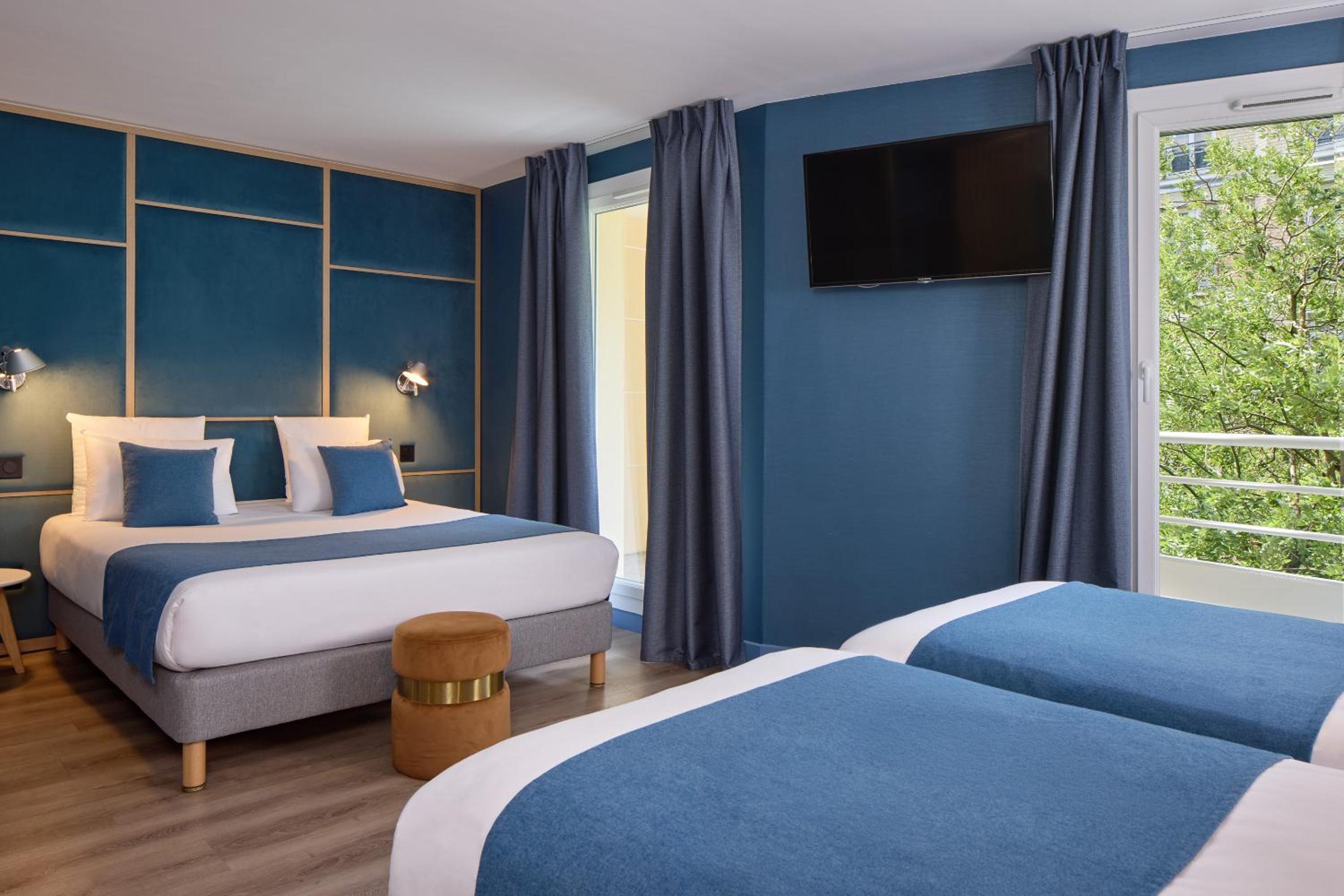 Room, Quadruple, Double and Twin Beds, Balcony