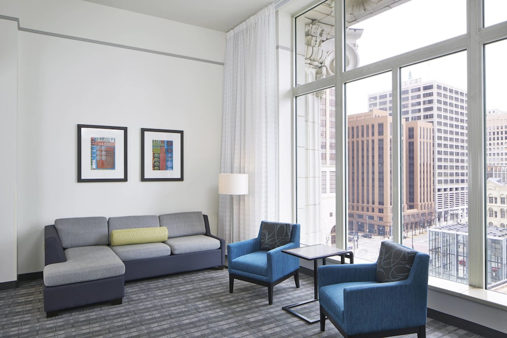 Residence Inn Milwaukee Downtown by Marriott 36/54