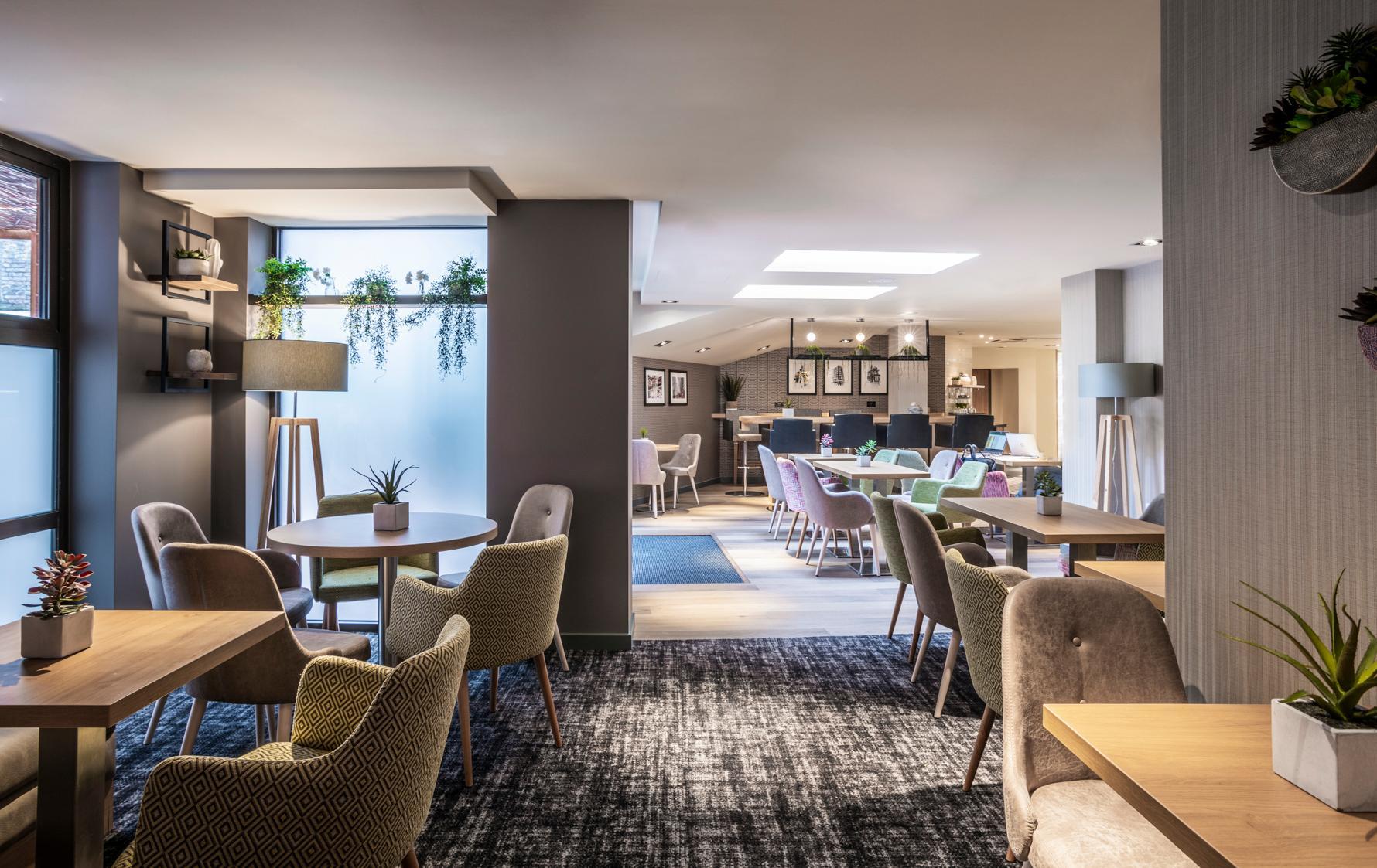 غرفة بسرير مزدوج أو سريرين منفصلين لذوي الإعاقة