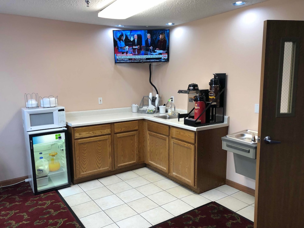 Super 8 by Wyndham Chenoa 6/34