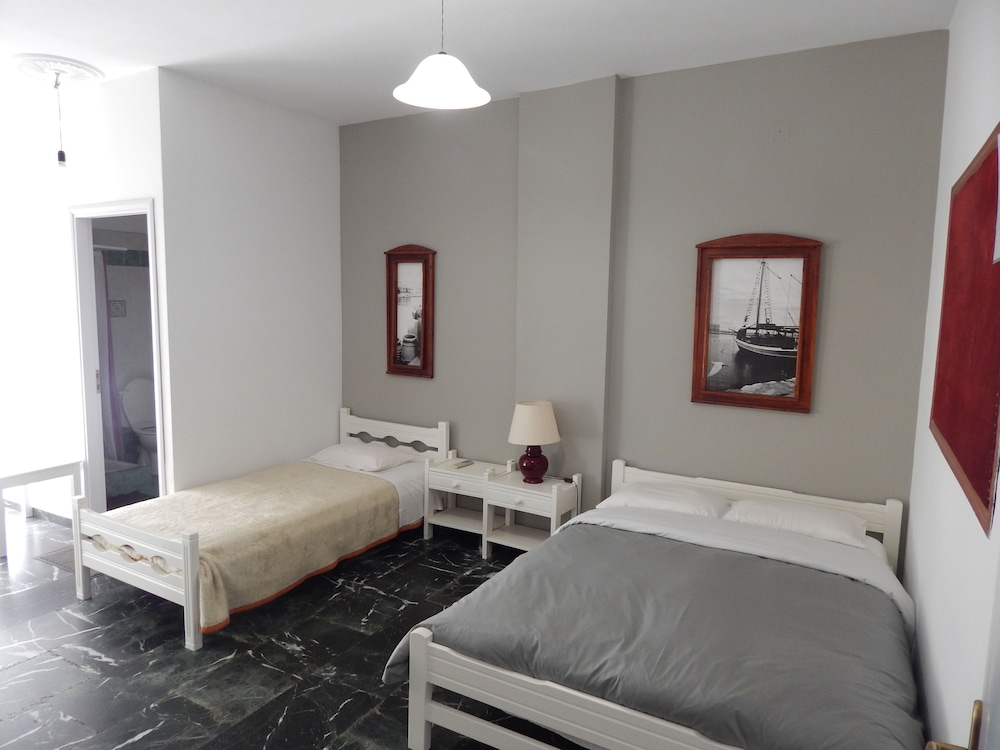 ROOM, TWIN BEDS