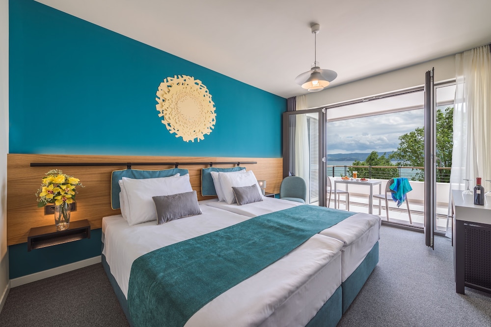 SUPERIOR, TWIN BEDS, PARTIAL SEA VIEW