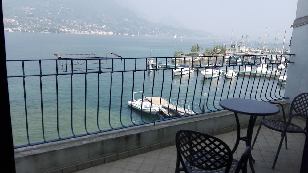 Bella Hotel & Restaurant 1/55