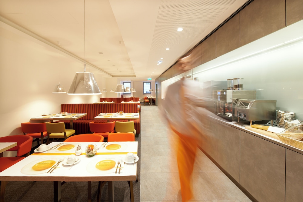 Simm's Hotel 34/41