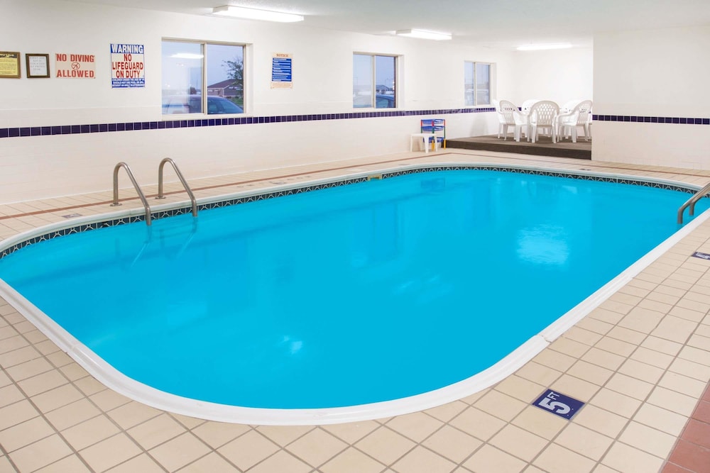 Super 8 by Wyndham Monmouth IL 12/18