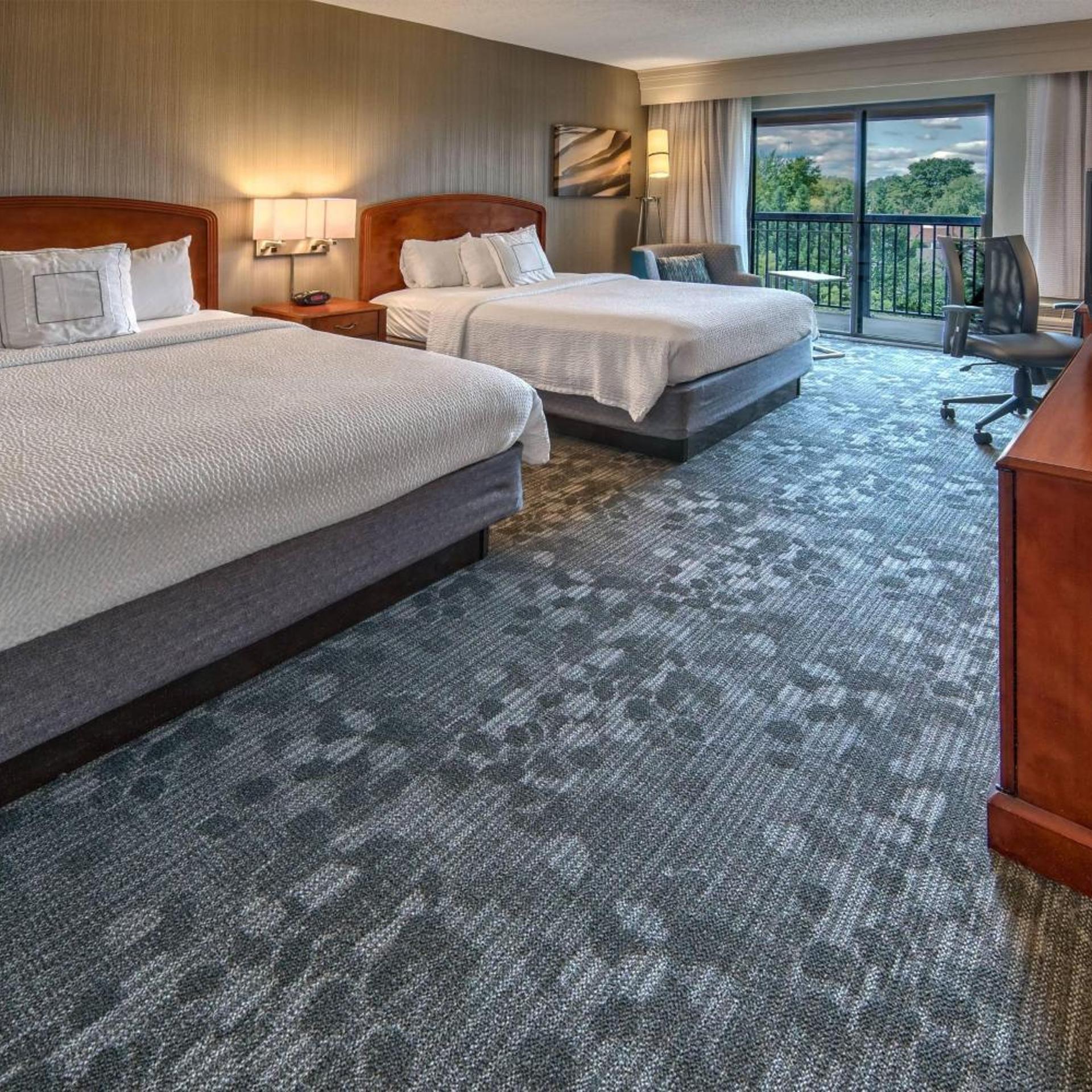 Room, King Bed, 2 Queen Beds, Courtyard View, Balcony