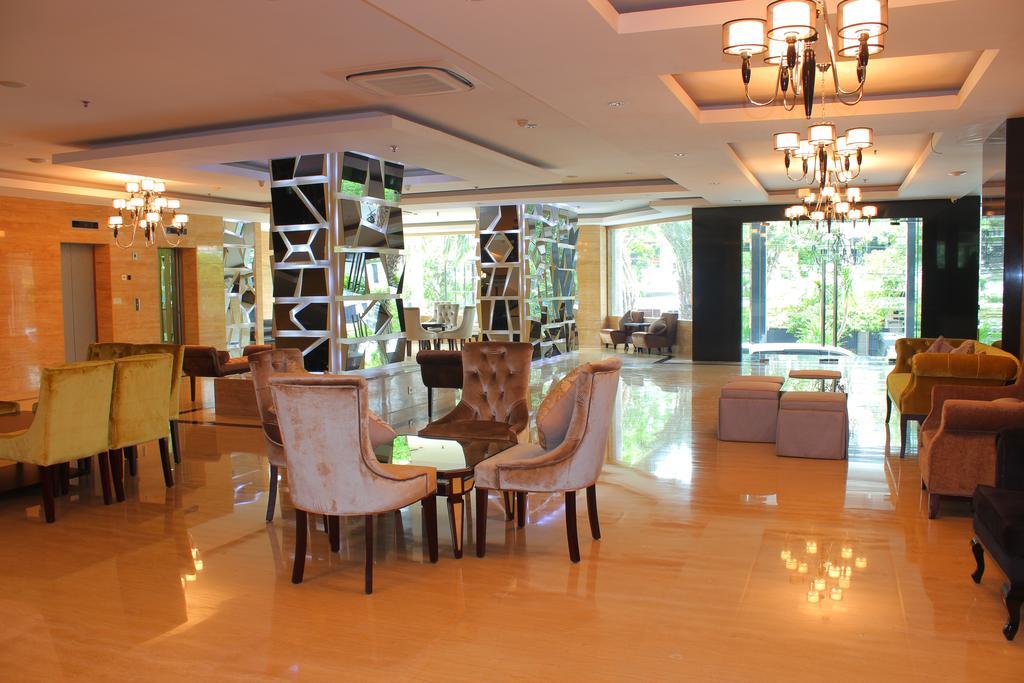 Royal Regantris Cendana 17/23