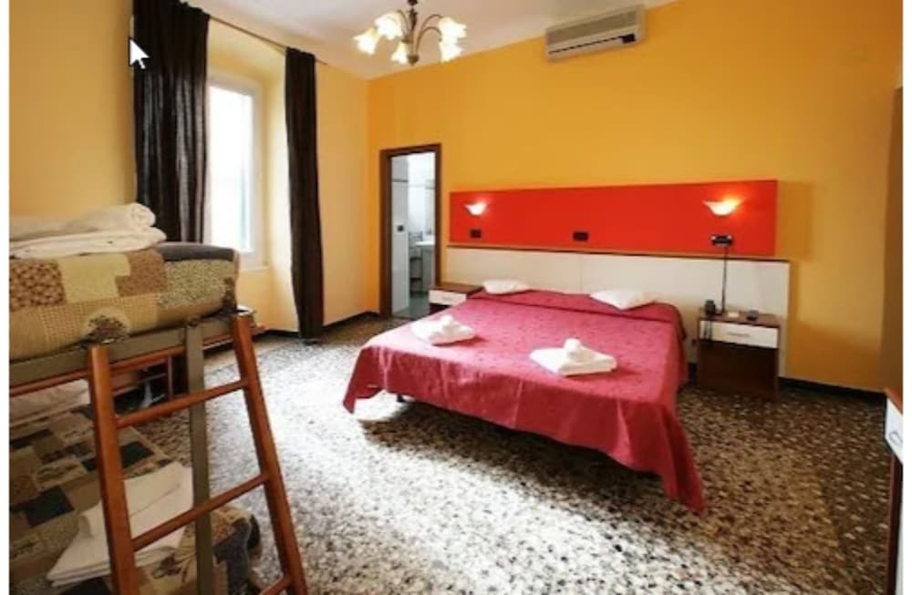 ROOM, QUADRUPLE