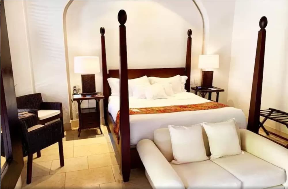 Ananda Hotel Boutique 23/70