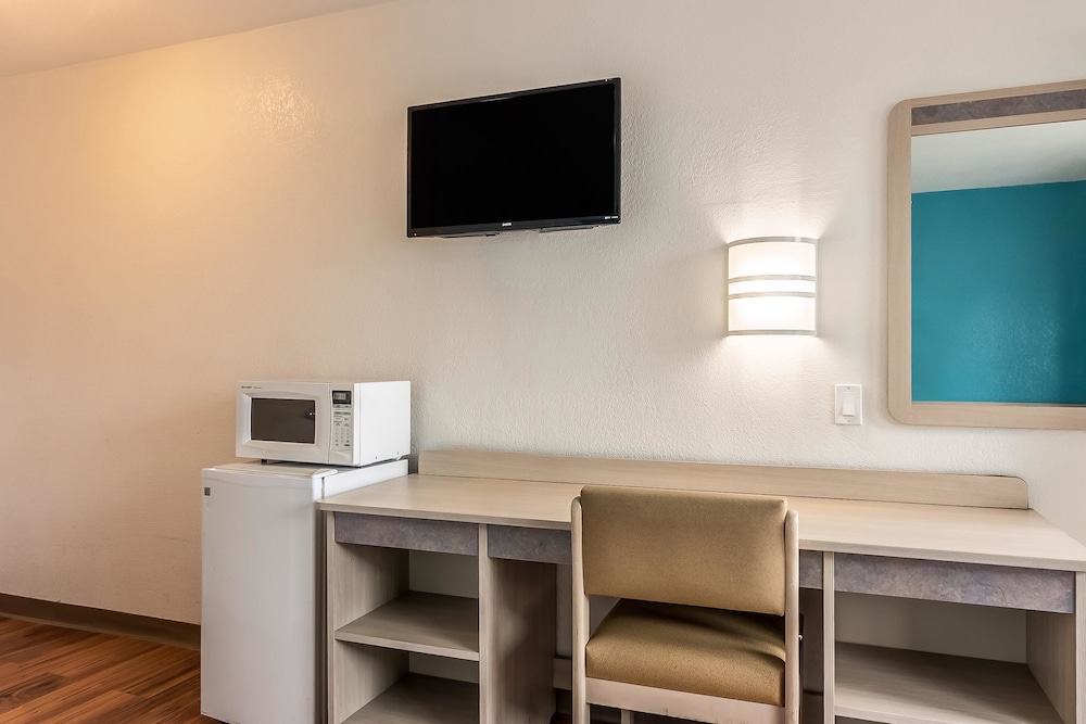 Motel6 Janesville, WI 35/52