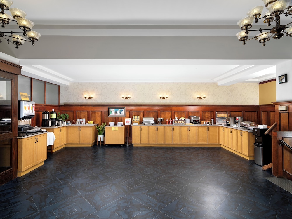 HUNTINGDON MANOR(FORMERLY Huntingdon Hotel & Suites) 7/50