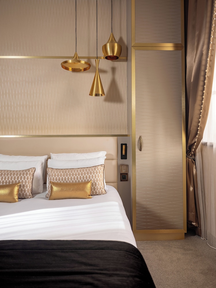 DELUXE, QUEEN BED