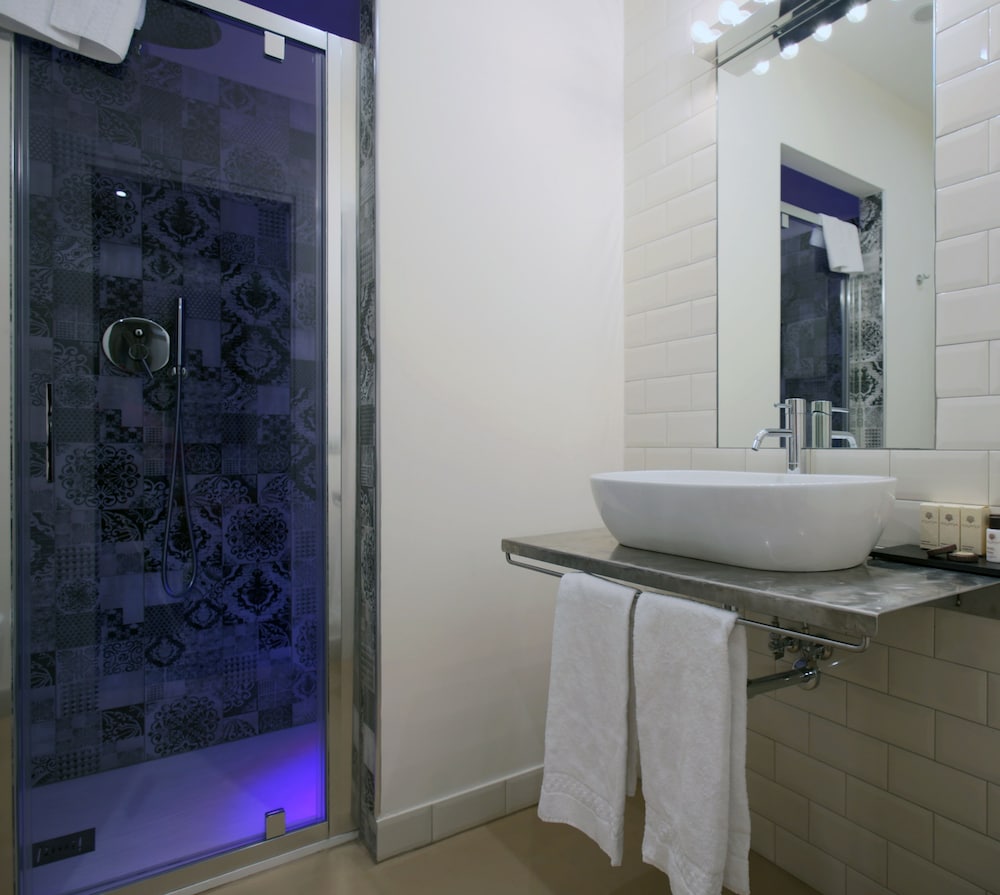 Trevi Contemporary Suite 38/42