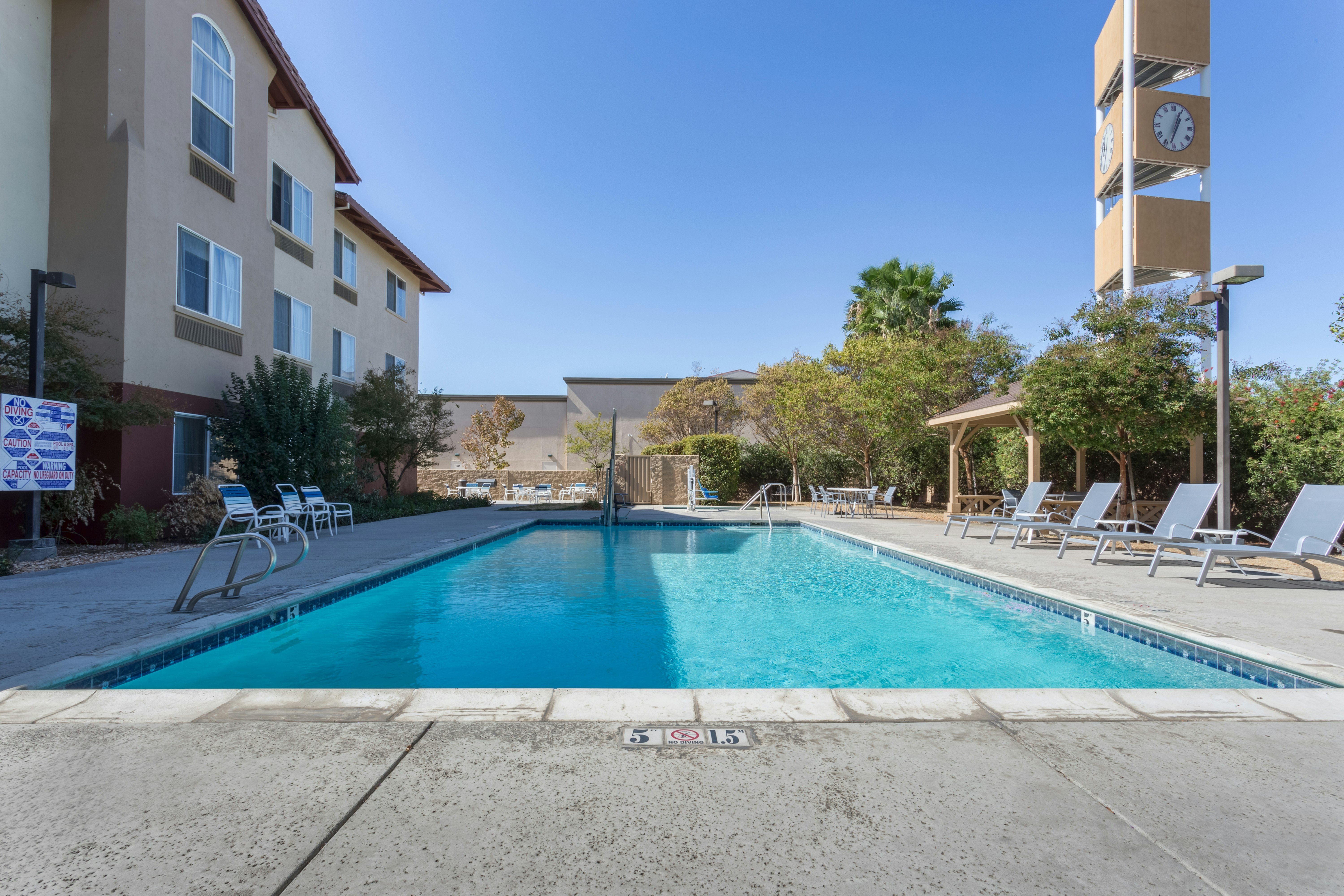 Holiday Inn Express Hotel and Suites Manteca City Center 72/76