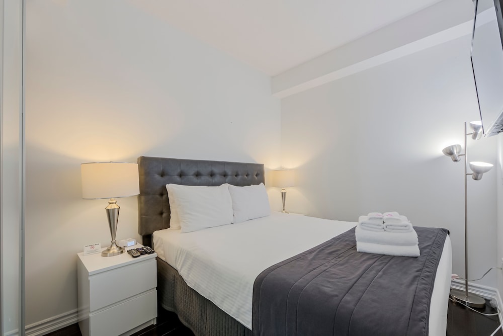 Canada Suites on Bay 18/50