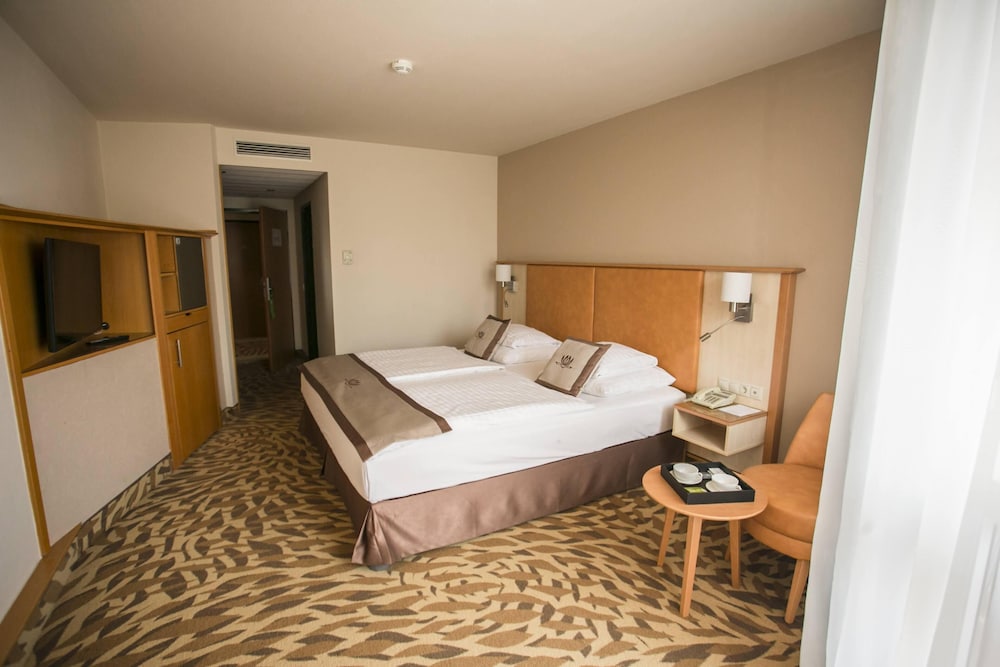 غرفة بانورامية بسرير كينج، Lotus Therme Hotel And Spa Formerly Rogner Hotel Spa Lotus Therme 2/9