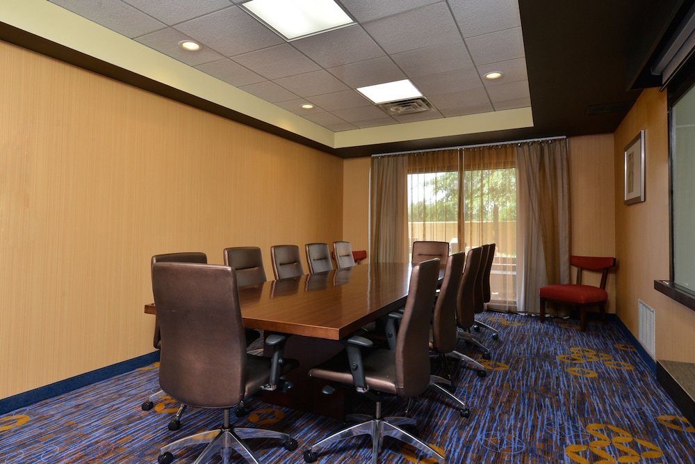 Courtyard By Marriott Bentonville 39/42