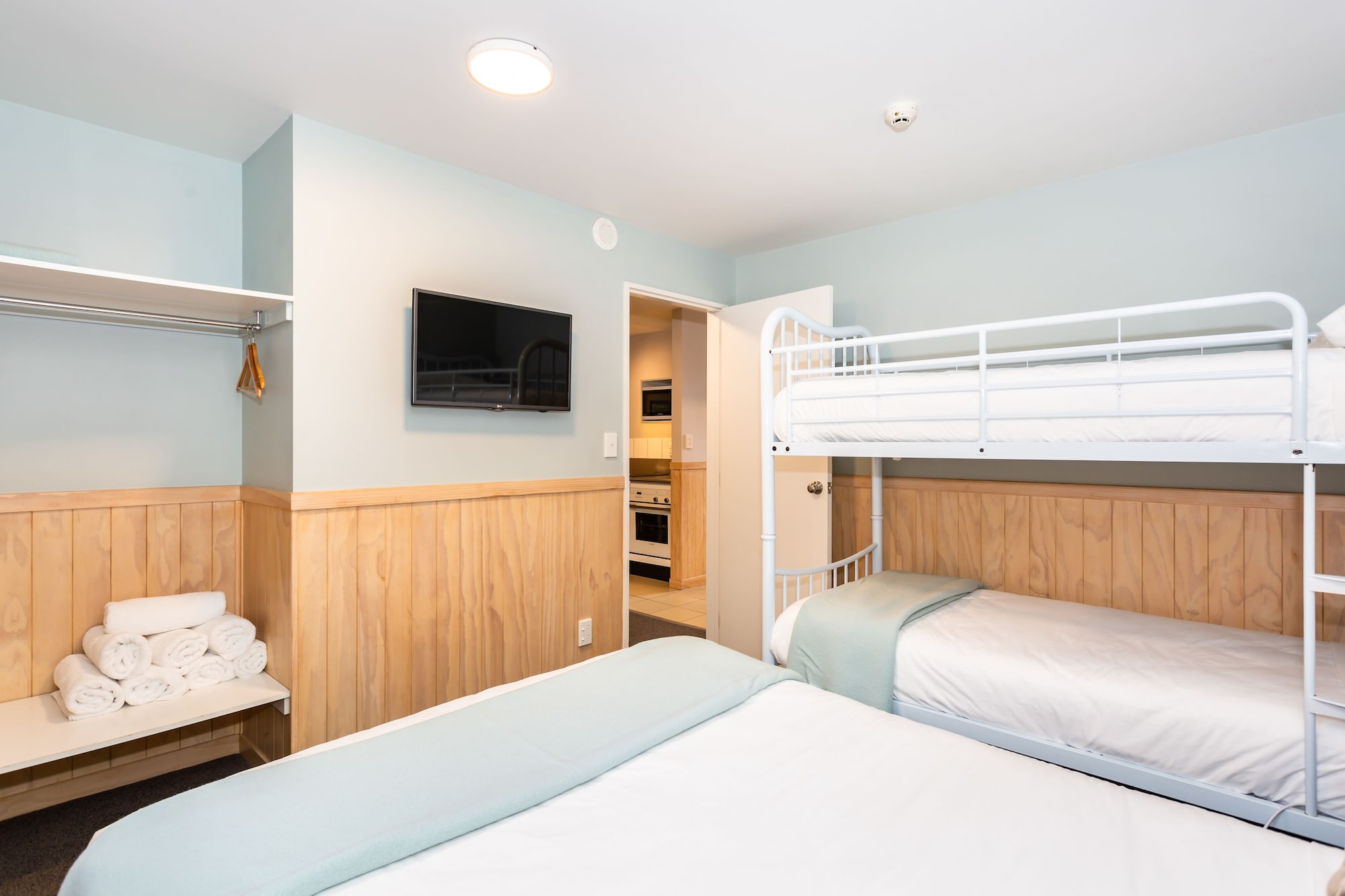 2 Bedrooms, Motel, 2 Bunk Beds, 2 Queen Beds