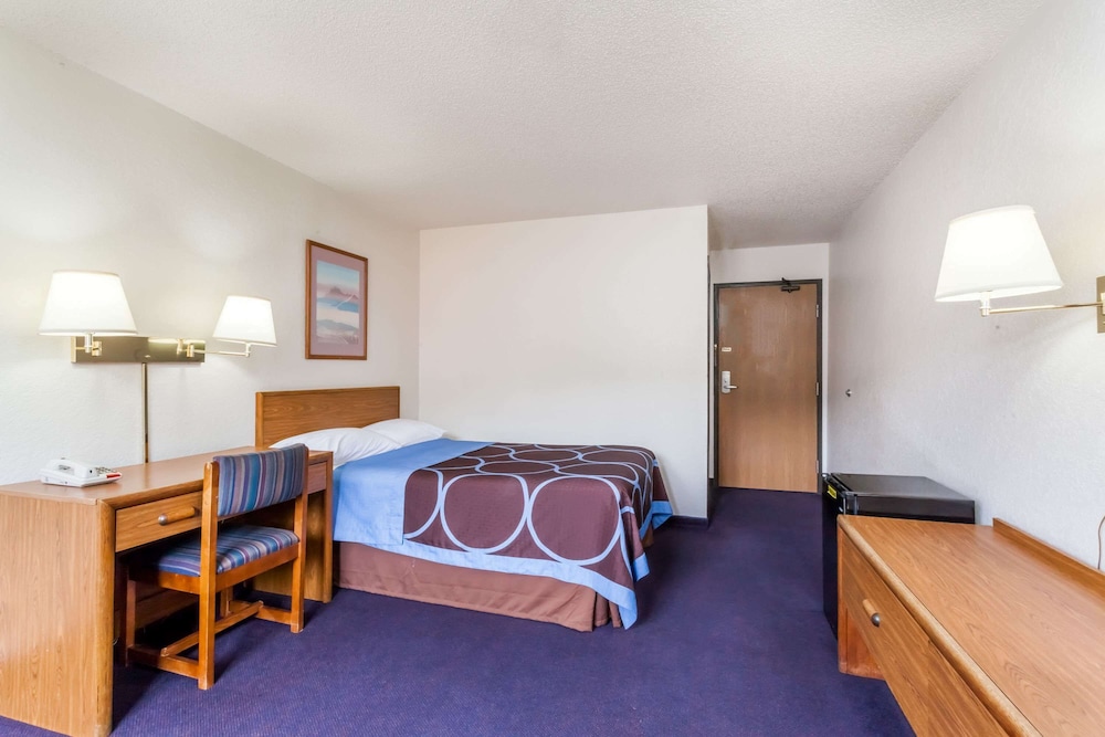 Super 8 by Wyndham Sidney NY 10/30
