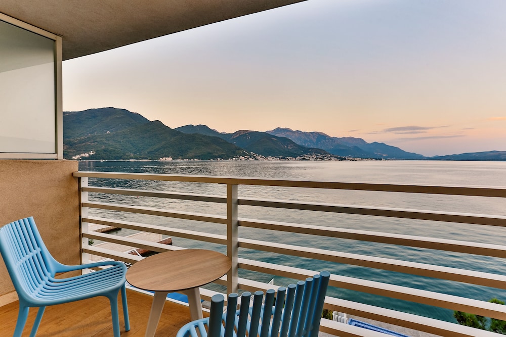 Carine Hotel Delfin 18/40