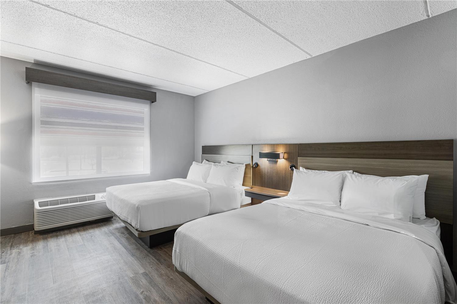 Suite, 2 Queen Beds, Sofa, Bathtub, Accessible
