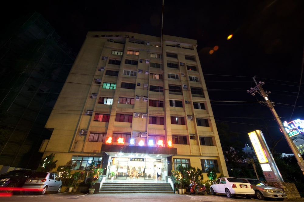 Champagne Hotel 1/36