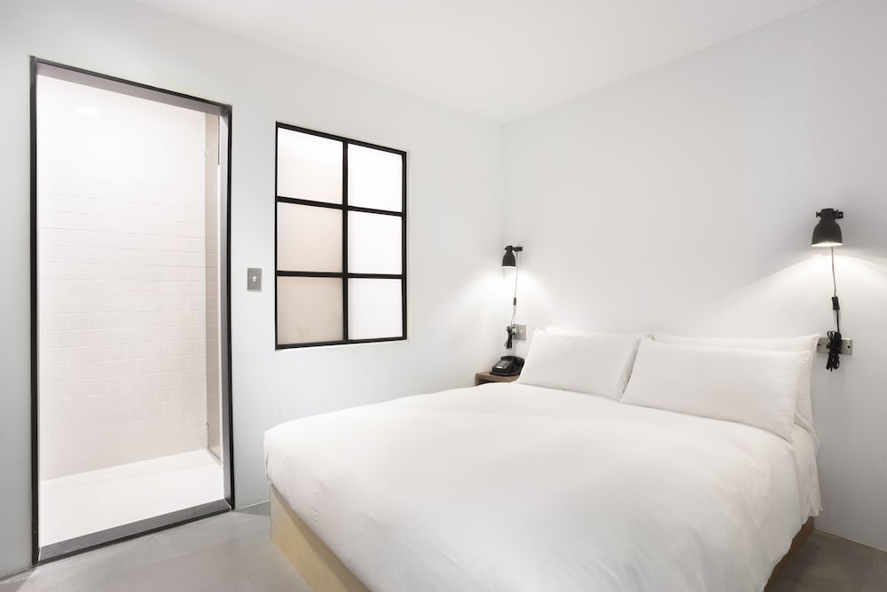 Room, Double Bed, No Window, Small