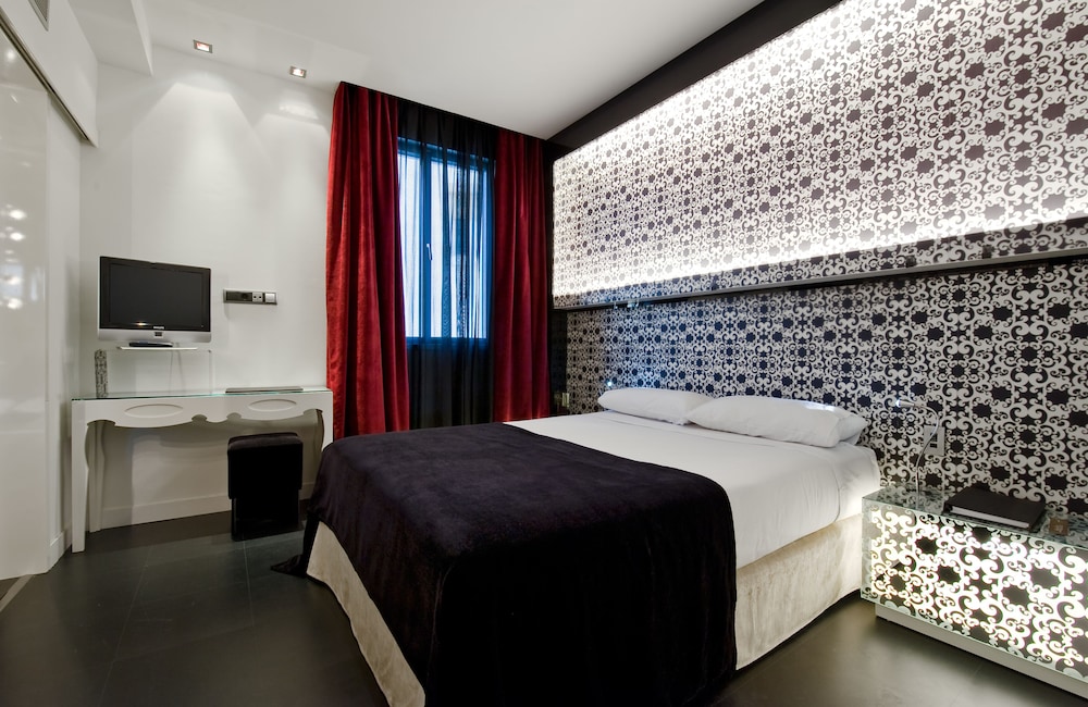 ROOM, DOUBLE BED