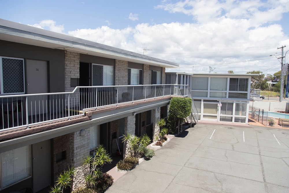 Tropicana Motel 3/50
