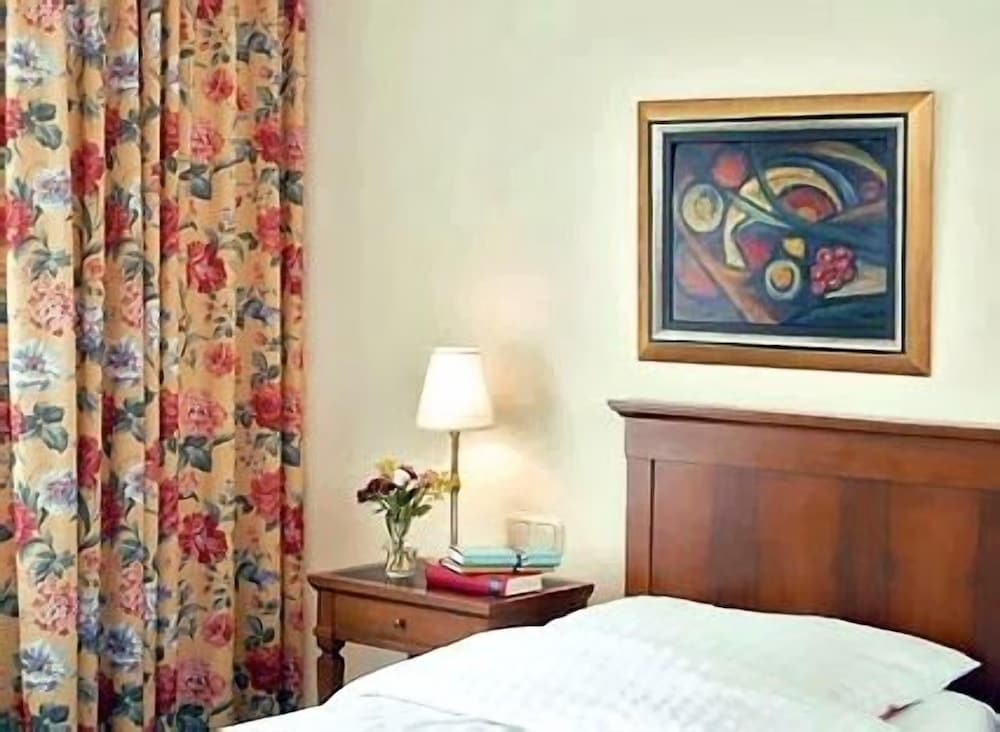 ROOM, SINGLE