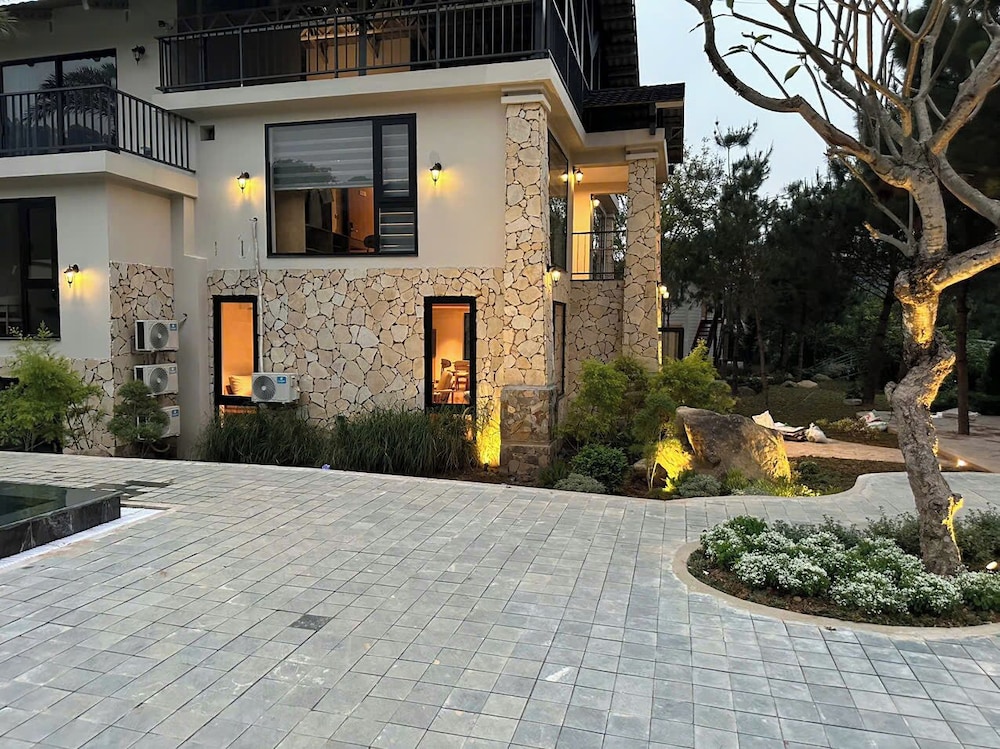 Rivana Retreat 6/46