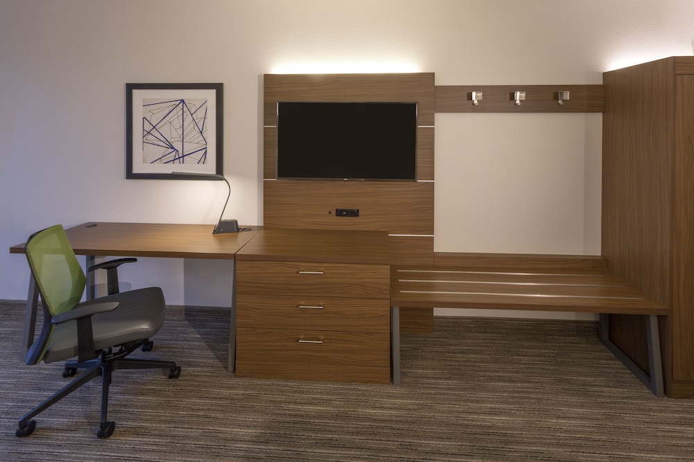 Holiday Inn Express Suites Seattle South Tukwila 57/61