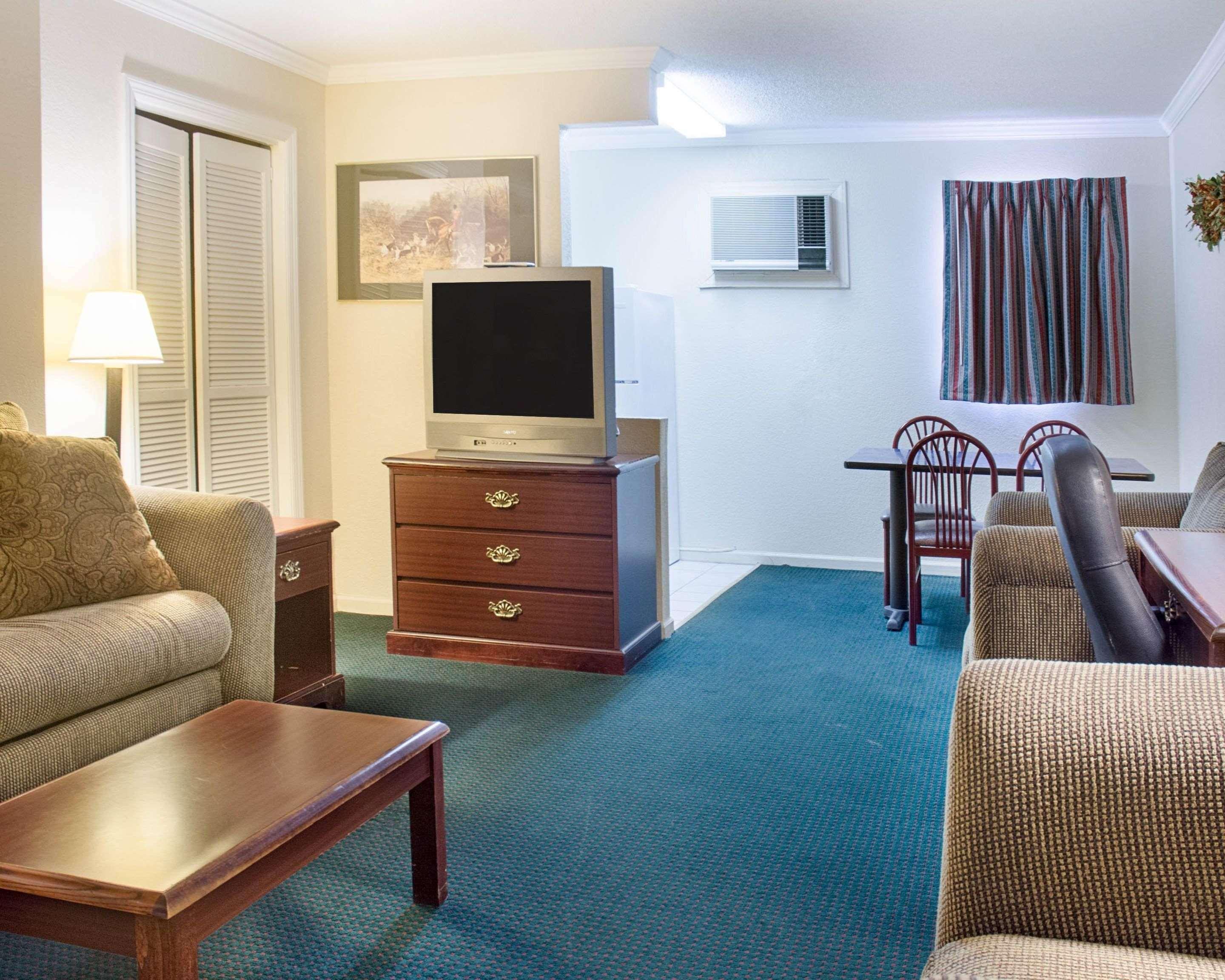 Rodeway Inn &amp; Suites Williamsburg 23/26