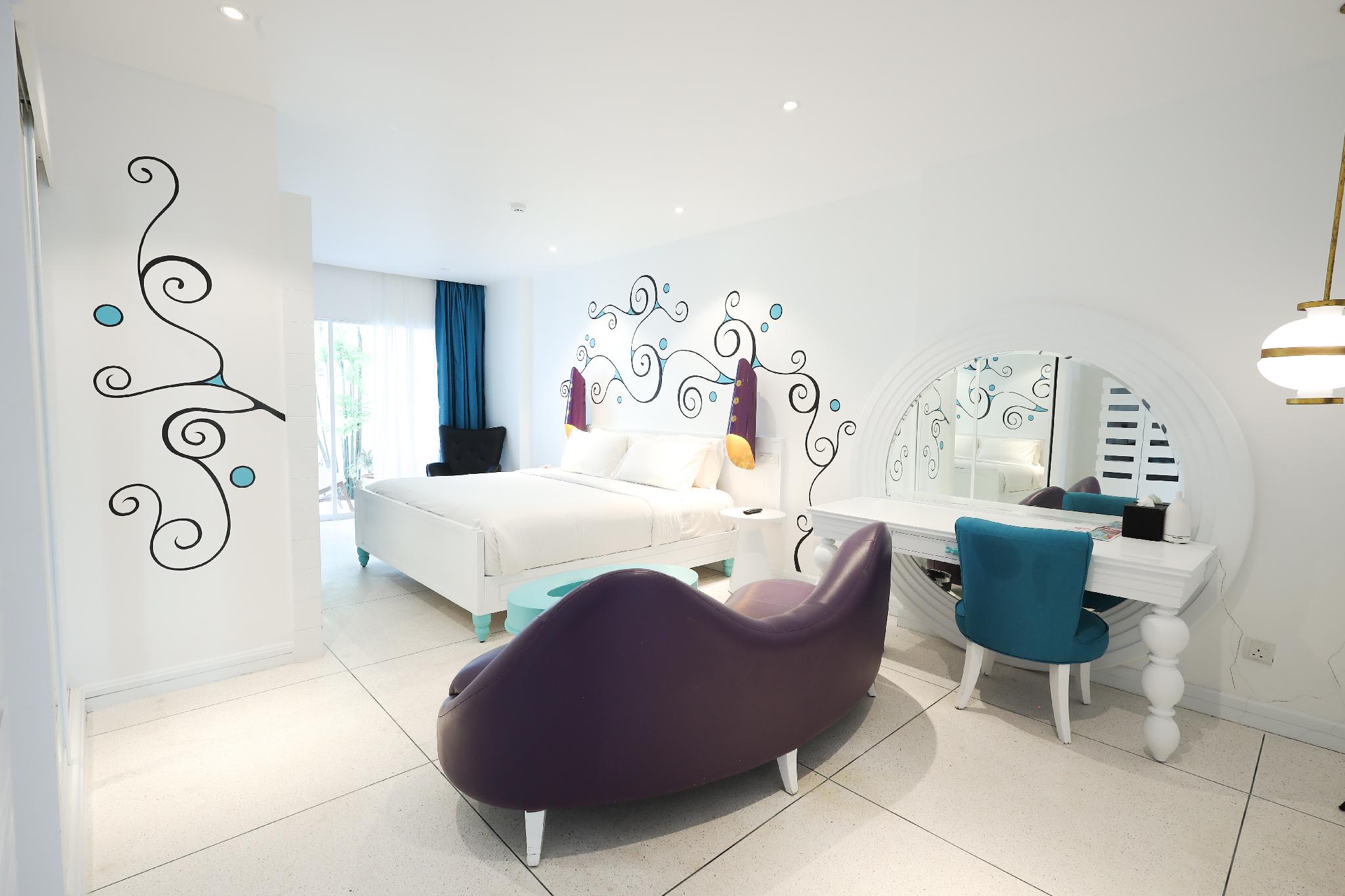 Dash, Deluxe, King Bed, Pool Access