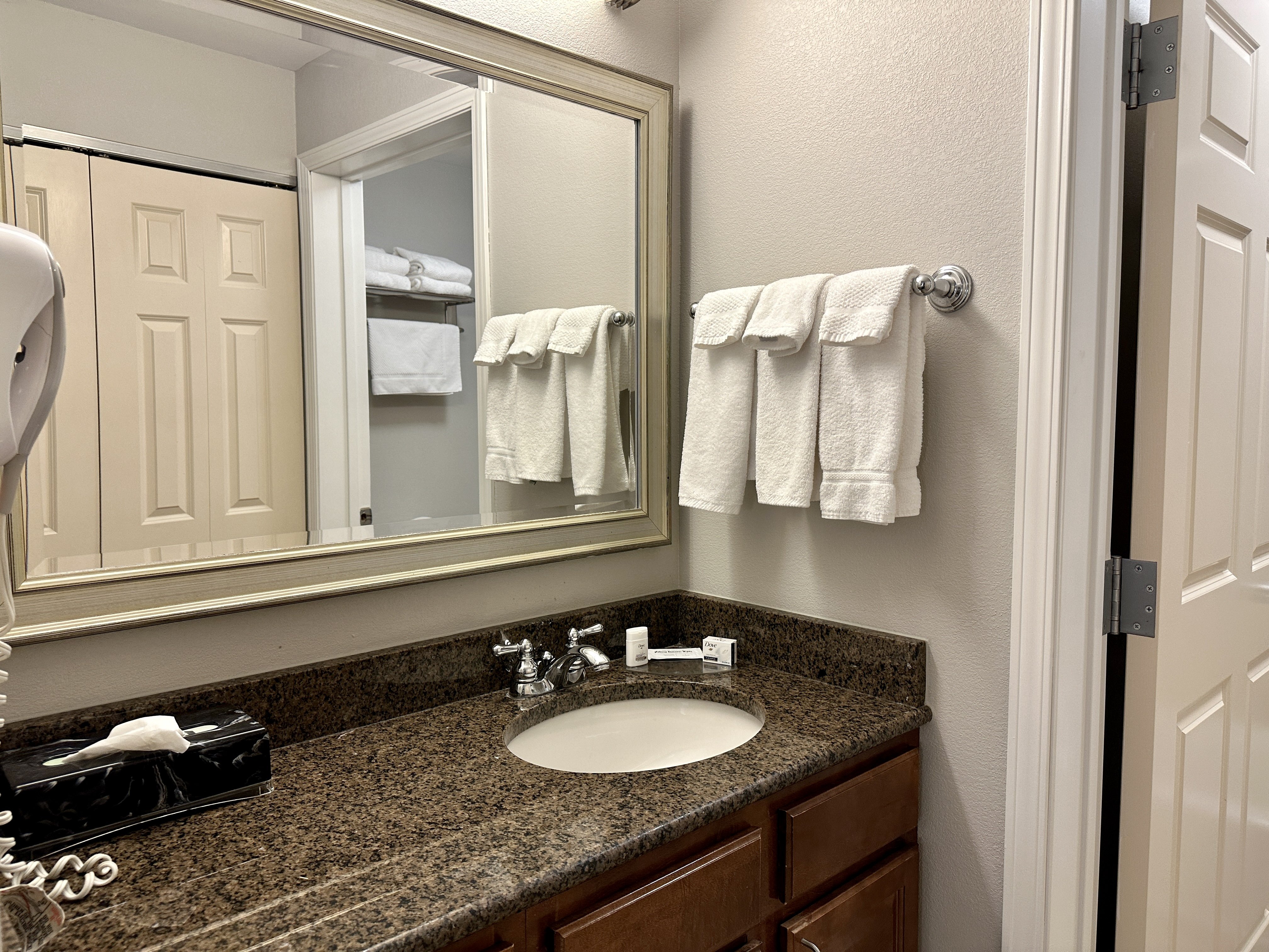 Staybridge Suites Milwaukee West-Oconomowoc 72/73