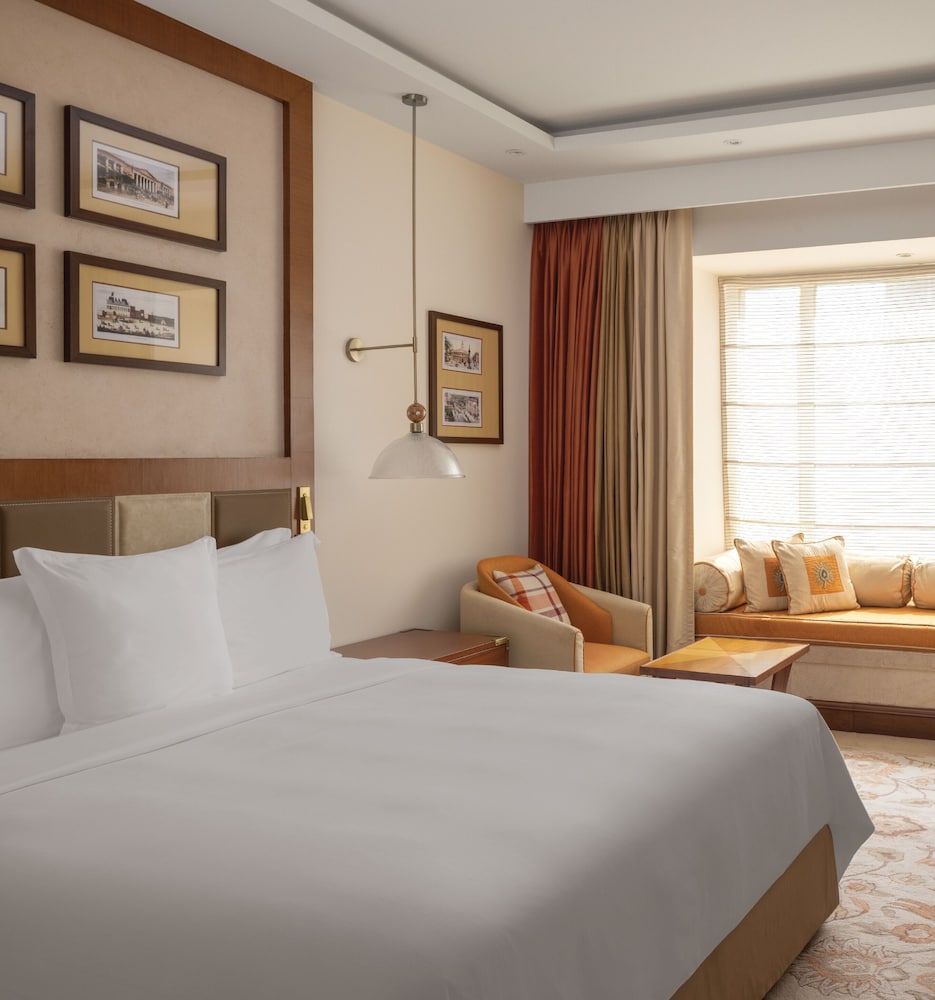 Club, Queen Bed