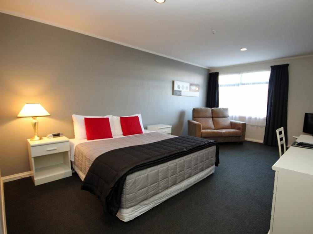 Champers Motor Inn 24/61