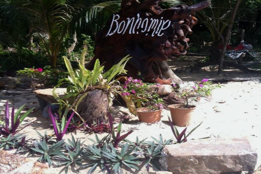 Bonhomie Beach Cottages 39/44
