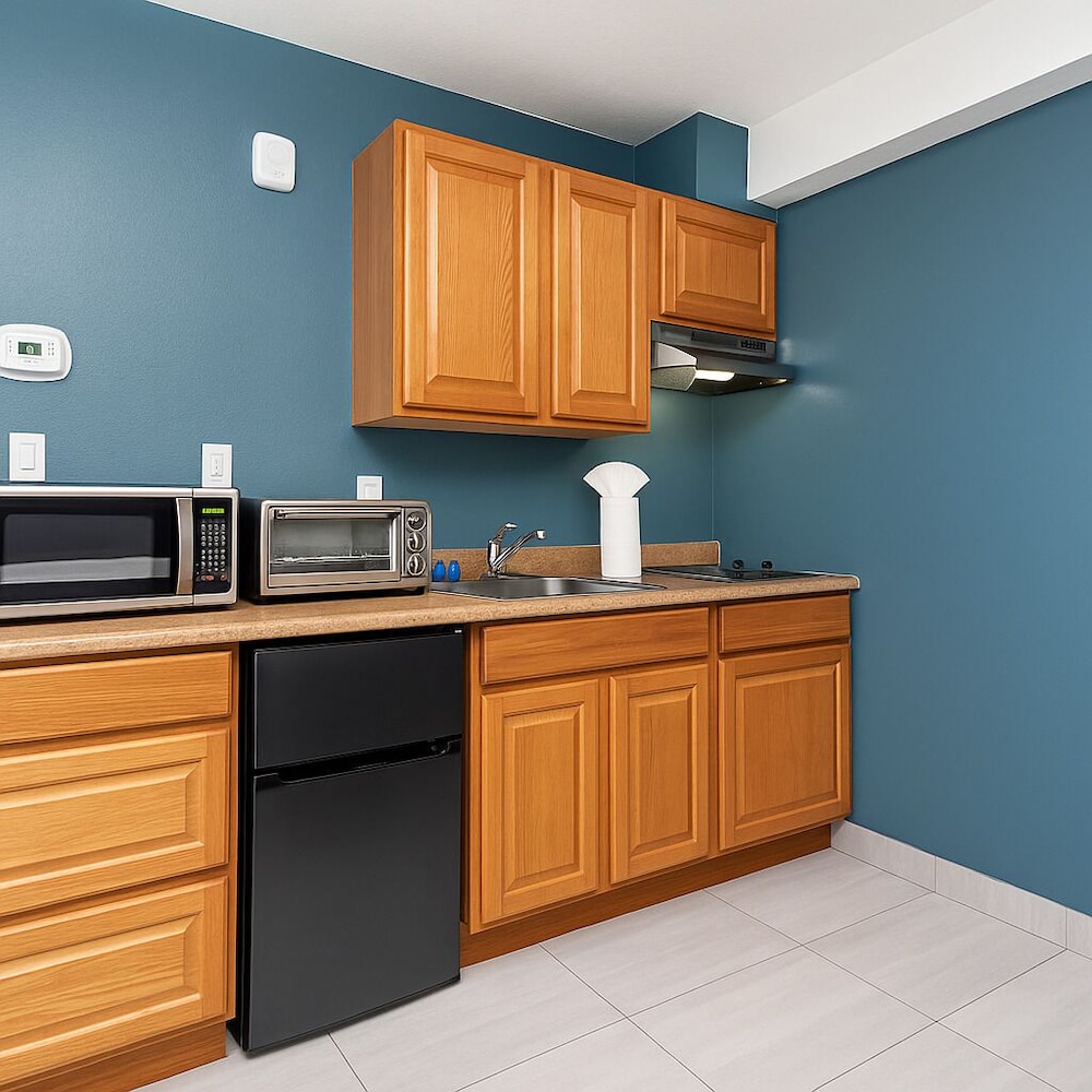 Oyster Bay Inn & Suites 10/70